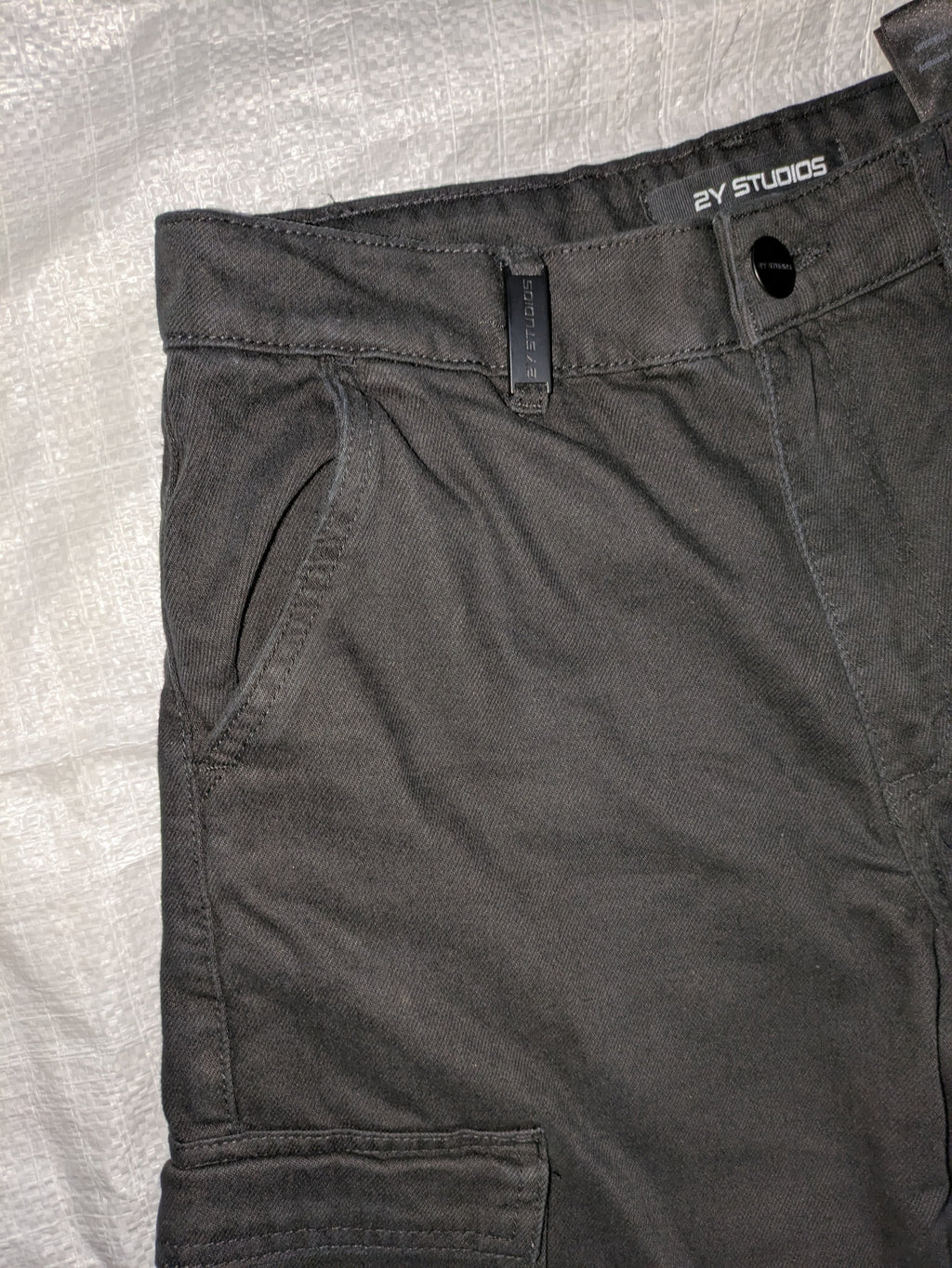6 pocket cargo in black