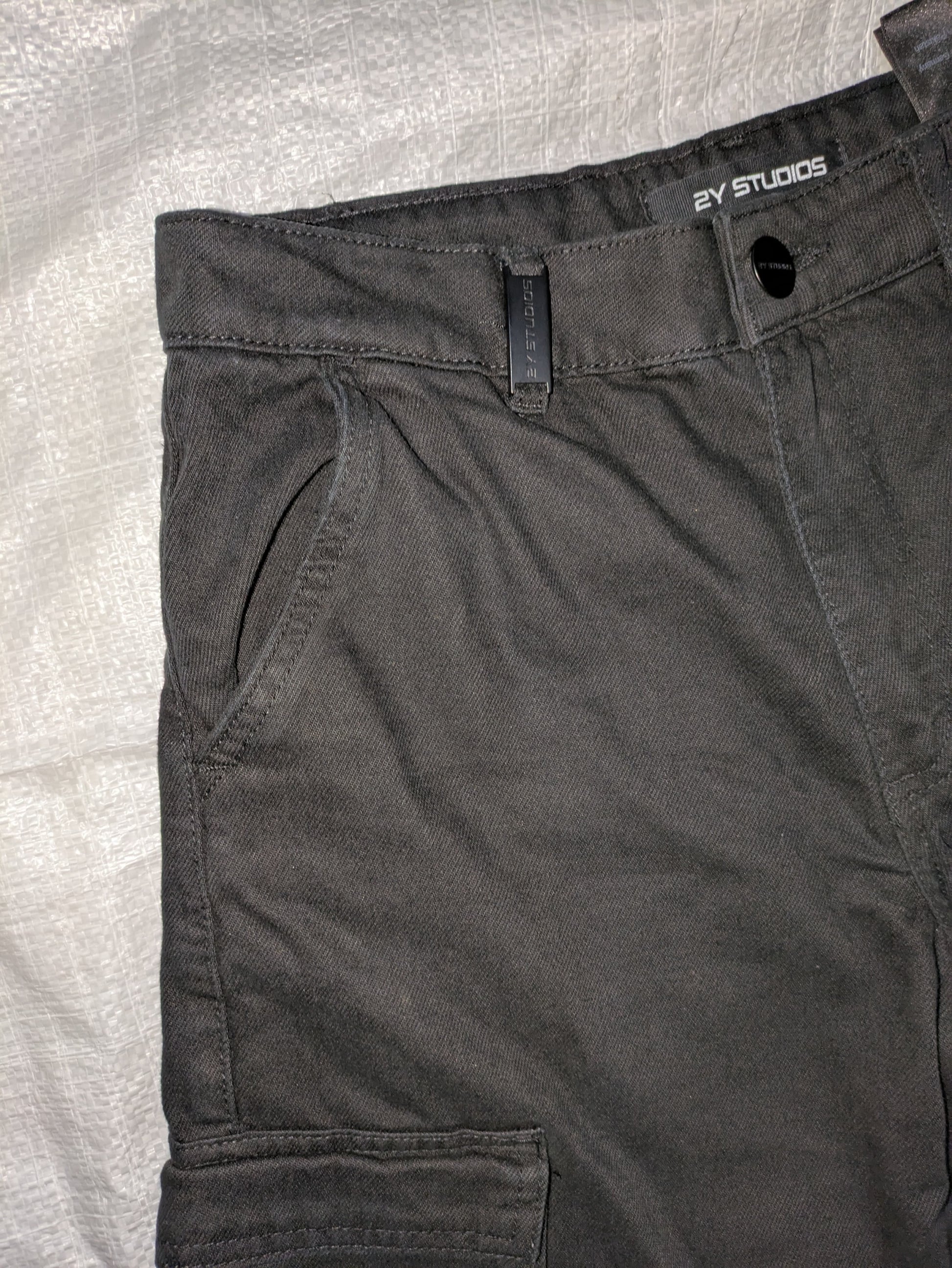 6 pocket cargo in black