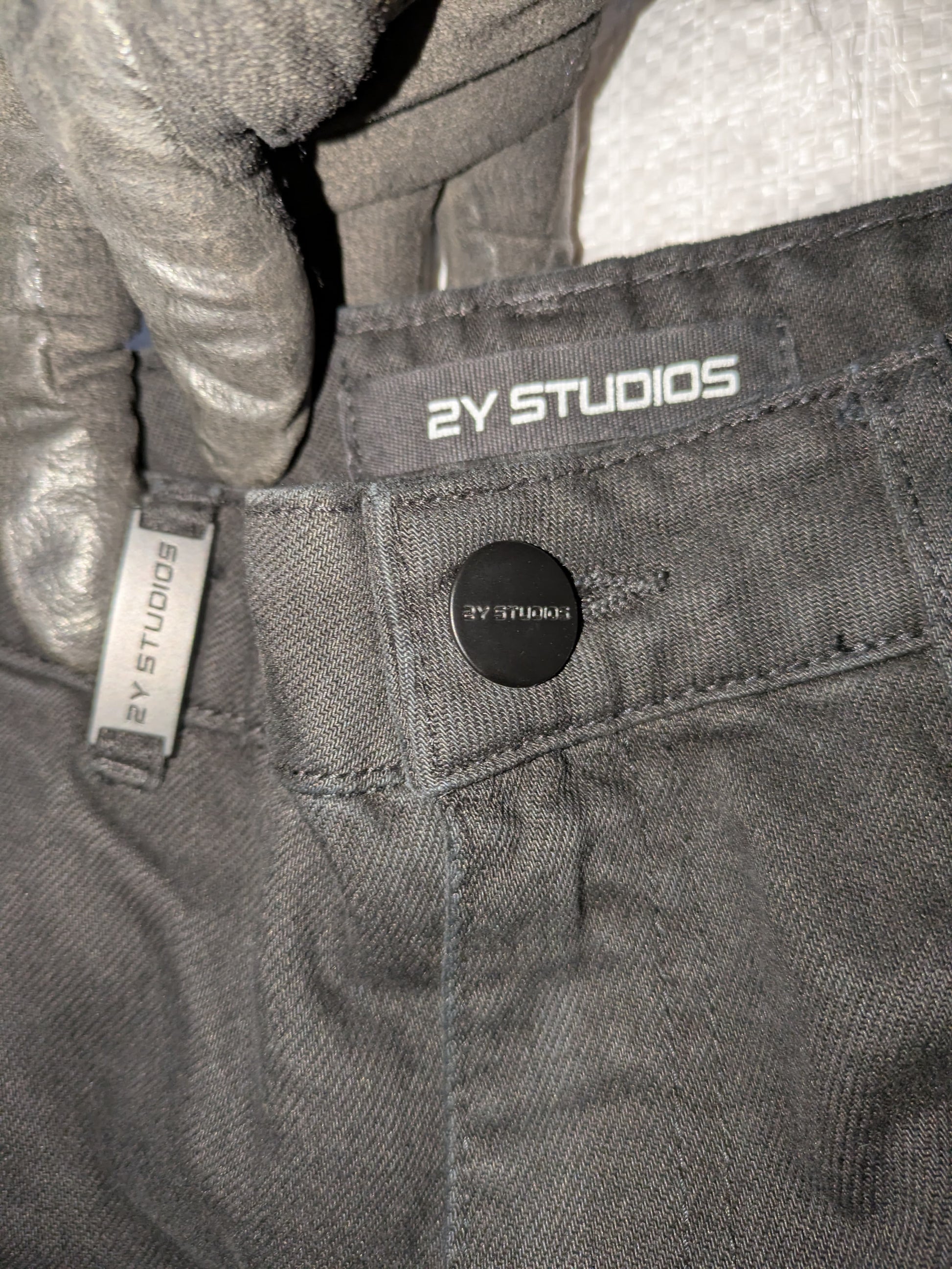 6 pocket cargo in black